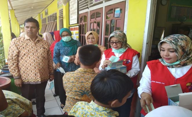 Pembagian masker kepada masyarakat oleh ibu Walikota dan ibu Wakil Walikota Kota Prabumulih