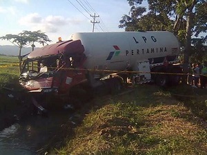 Kecelakaan Lalu Lintas Truk Tangki di Cilacap